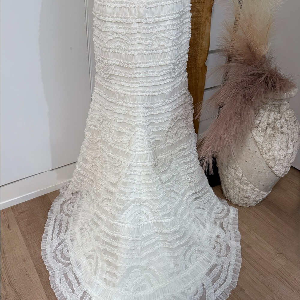 Elegant White Wedding Dress by San Patrick - Picture 9 of 11